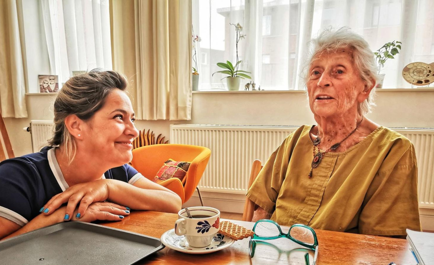 Irina in gesprek met een cliënt aan tafel